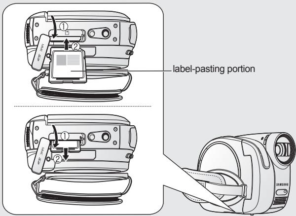 SAMSUNG VP-DX1000 - VSTAVLJANJE IN IZMET POMNILNIŠKE KARTICE - 1