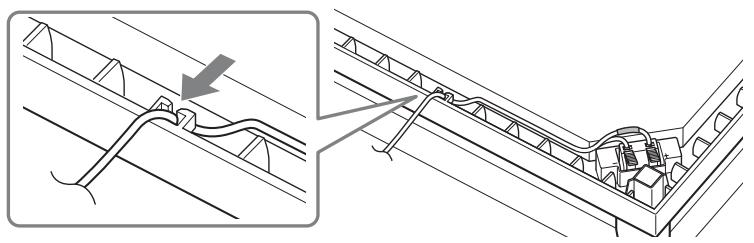SONY BDV-F500 - Führn Sie das Lautsprecherkabel durch die Aussparung seitlich am Tiefsttonlautsprecher und befestigen Sie es im Halter für Lautsprecherkabel. - 1