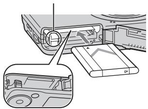 SONY CYBER-SHOT DSC-W710 - Indsætning af batteriet - 2