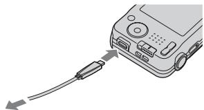 SONY CYBER-SHOT DSC-W710 - Încărcarea prin conectarea la un computer - 1