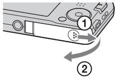 SONY CYBER-SHOT DSC-W710 - Vložení paměťové karty (prodává se samostatně) - 1
