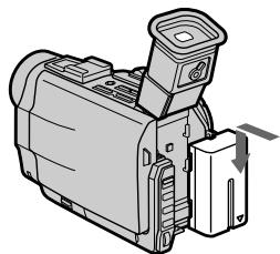 SONY DCR-TRV7 - Instalación del paque de bateria - 2