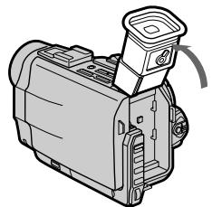 SONY DCR-TRV7 - Instalación del paque de bateria - 1