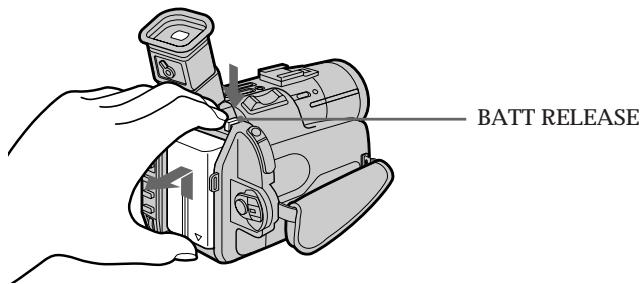 SONY DCR-TRV7 - Instalación del paque de bateria - 3