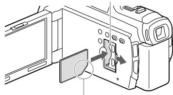 SONY HDR-PJ780E - A membràkiártya behelyezése - 1