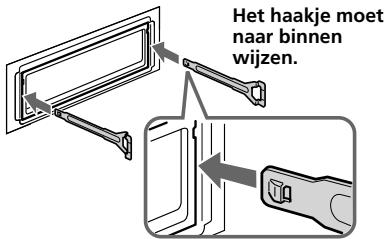 Het haakje moet naar binnen wijzen.