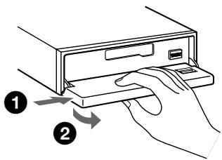 SONY XR-L500V - Druk op (OPEN), schuif het frontpaneel maar rechts en trek voorzichtig aan de linkerkant van het frontpaneel. - 1