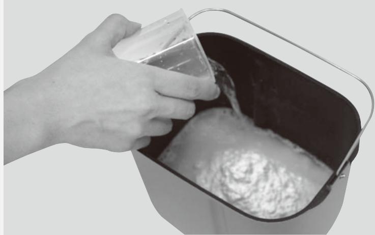PANASONIC SD-2500WXE - Porre gli ingredienti nel cestello del pane - 2
