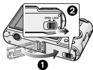 PANASONIC LUMIX DMC-FX12 - Mise en place et retrait de la batterie/de la carte (vendue séparément) - 3