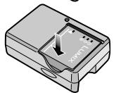 PANASONIC LUMIX DMC-FX12 - Fixez la batterie en faisant attention au sens de cette-ci. - 2