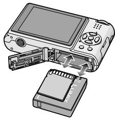 PANASONIC LUMIX DMC-FX12 - Insérez la batterie et la carte. (P12) - 1