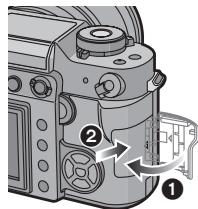 PANASONIC LUMIX DMC-L1K - Mise en place: Insérez complètement la carte jusqu'à ce que vous entendiez le déclic de verrouillage. - 2