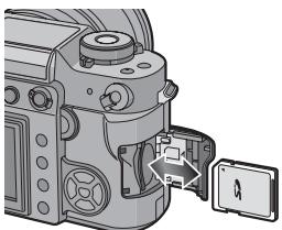 PANASONIC LUMIX DMC-L1K - Mise en place: Insérez complètement la carte jusqu'à ce que vous entendiez le déclic de verrouillage. - 1