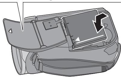 PANASONIC SDR-S26 - Insertion de la batterie - 3