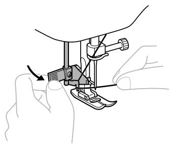 BROTHER XL-2600 - Tout en abaissant le levier d'enfilage de l'aiguille, accrochez le fil sur le guide. - 3