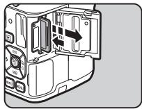 PENTAX K-S2 - Introduisez la carte à fond dans la fente, l'étiquette de la carte mémoire face à l'écran. - 2