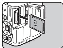 PENTAX K-S2 - Introduisez la carte à fond dans la fente, l'étiquette de la carte mémoire face à l'écran. - 1