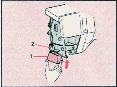 SINGER EUROPA 200 - POUR REMETTRE EN PLACE LE SUPPORT DE CANETTE - 4