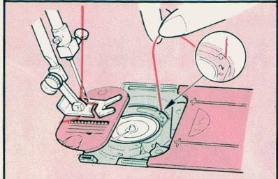 SINGER EUROPA 200 - UTILISATION DE L'ENFILE-AIGUILLE - 9
