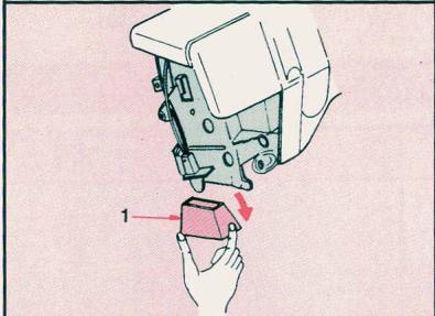 SINGER EUROPA 200 - POUR REMETTRE EN PLACE LE SUPPORT DE CANETTE - 2