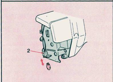 SINGER EUROPA 200 - POUR REMETTRE EN PLACE LE SUPPORT DE CANETTE - 3