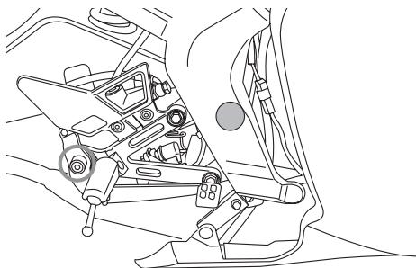YAMAHA TZR50-2007 - Contrôle et lubrification de la pédale de frein et du sélecteur - 2