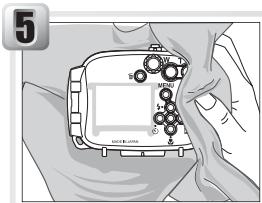 NIKON CAISSON ETANCHE WP-CP4-JUSQU-A 40 M DE PROFONDEUR - Soak the case in fresh water - 1