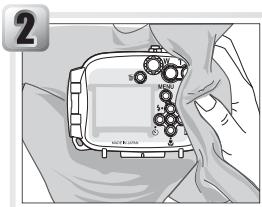 NIKON CAISSON ETANCHE WP-CP4-JUSQU-A 40 M DE PROFONDEUR - Wash the case in fresh water - 1