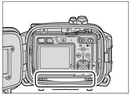 NIKON CAISSON ETANCHE WP-CP4-JUSQU-A 40 M DE PROFONDEUR - Placer l'absorbeur d'humidité - 3