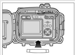 NIKON CAISSON ETANCHE WP-CP4-JUSQU-A 40 M DE PROFONDEUR - Placer l'absorbeur d'humidité - 1