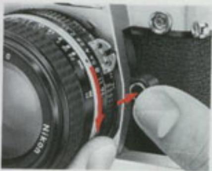 NIKON FE2 - Montez I'objectif sur l'apparell. - 1