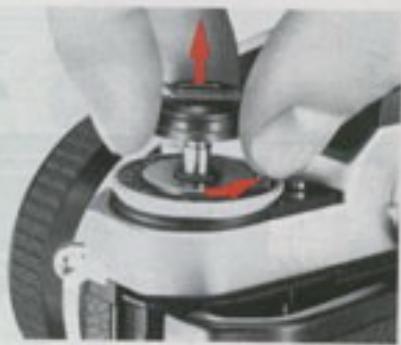 NIKON FE2 - Montez I'objectif sur l'apparell. - 2