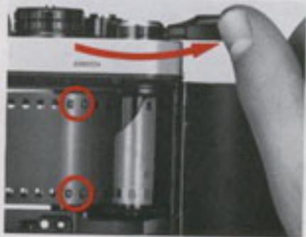 NIKON FE2 - Engagez les dents du cabestan dans les perforations du film. - 1