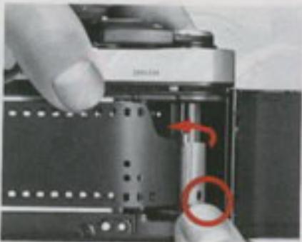 NIKON FE2 - Introduisez I'amorce du film dans I'enrouleuse - 1