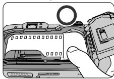 NIKON LITE TOUCH ZOOM 100W-QD - Tirez l'amorce du film jusqu'au repère de positionnement vert à l'intérieur du compartiment à film. - 2