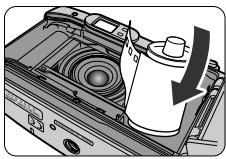 NIKON LITE TOUCH ZOOM 100W-QD - SchlieBen Sie die Schiebeabdeckung, und öffnen Sie die Rückwand der Kamera. - 1