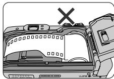 NIKON LITE TOUCH ZOOM 100W-QD - Pull the film leader across to the green index mark inside the film compartment. - 2
