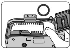 NIKON LITE TOUCH ZOOM 110S-QD - Tirez l'amorce du film jusqu'au repère de positionnement rouge à l'intérieur du compartiment à film. - 2