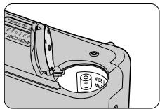 NIKON LITE TOUCH ZOOM 110S-QD - Ouvrez le couvercle du logement de la pile. - 1