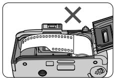 NIKON LITE TOUCH ZOOM 110S-QD - Tirez l'amorce du film jusqu'au repère de positionnement rouge à l'intérieur du compartiment à film. - 3