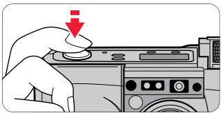 NIKON LITE TOUCH ZOOM 140ED-QD - Appuyez légèrement sur le bouton et vérifiez si le témoin vert s'allume. - 1
