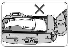 NIKON LITE TOUCH ZOOM 150ED-QD - Pull the film leader across to the red index mark inside the film compartment. - 3