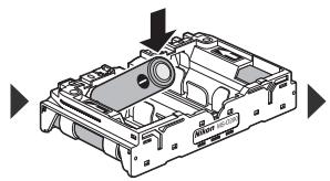 NIKON POIGNEE-ALIMENTATION MB-D80 POUR REFLEX NUMERIQUE D80 - Akkujen tai paristojen asettaminen paikalleen - 2