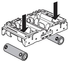 NIKON POIGNEE-ALIMENTATION MB-D80 POUR REFLEX NUMERIQUE D80 - Retrait des accumulateurs/piles - 4