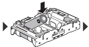 NIKON POIGNEE-ALIMENTATION MB-D80 POUR REFLEX NUMERIQUE D80 - Insertion des accumulateurs/piles - 1