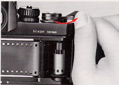 NIKON F3HP - Introduisez l'amorce du film dans l'enrouleuse. - 1