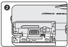 NIKON 1 S1 - Soulevez le volet du logement pour accumuler - 2