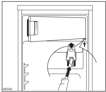 AEG-ELECTROLUX SU 960436 - Réversibilité du portillon du compartiment congélateur (pas pour tous les modèles) - 2