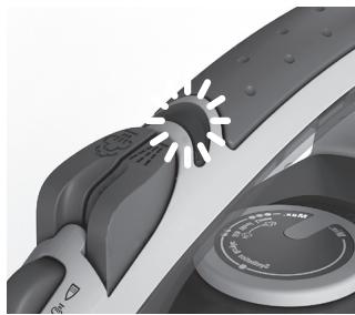 AEG-ELECTROLUX EDB5110 - Garų lygintuvo pripildymas vandeniu. - 1