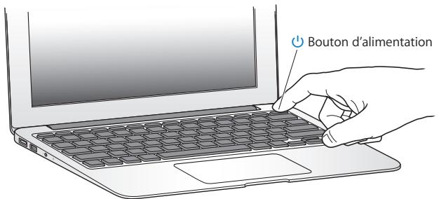 APPLE MACBOOK AIR 11 POUCES - Étape 2: Appuyez brievement sur le bouton d'alimentation (U) pour allumer votre MacBook Air. - 1